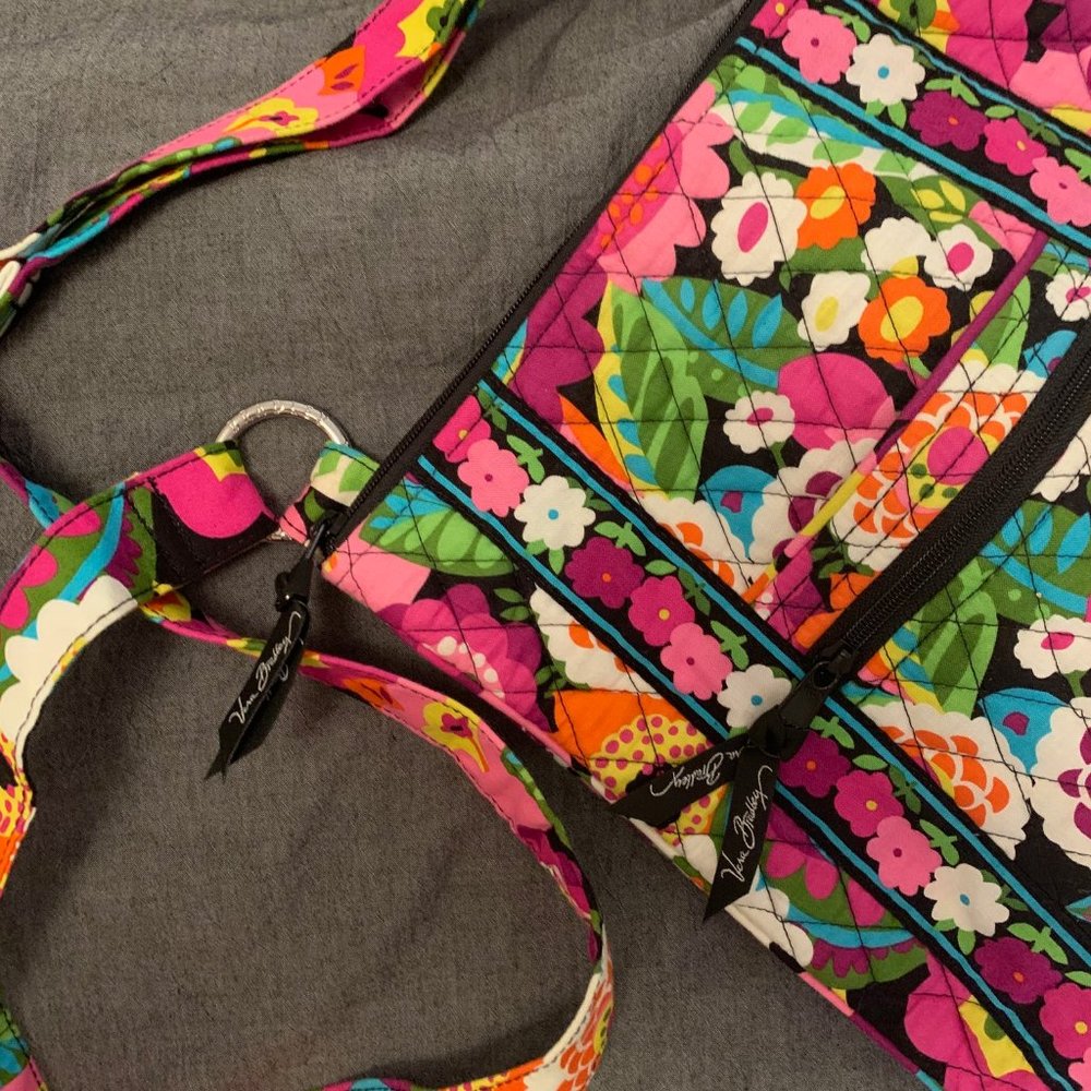 LIKE NEW Vera Bradley Crossbody Bag